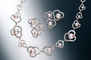 大きさの異なる繊細な花モチーフをあしらった「TASAKI」の秀作