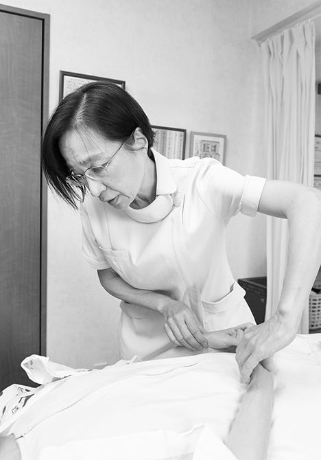 東洋医学特有の診察法である四診で体の状態を最初に確認する。