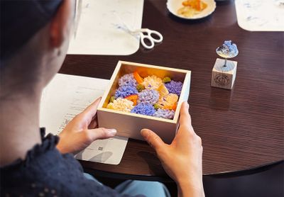 最後に、ドライフルーツやエディブルフラワーなどをお好みでトッピング。桐箱は、アスコットでのワークショップ限定仕様。