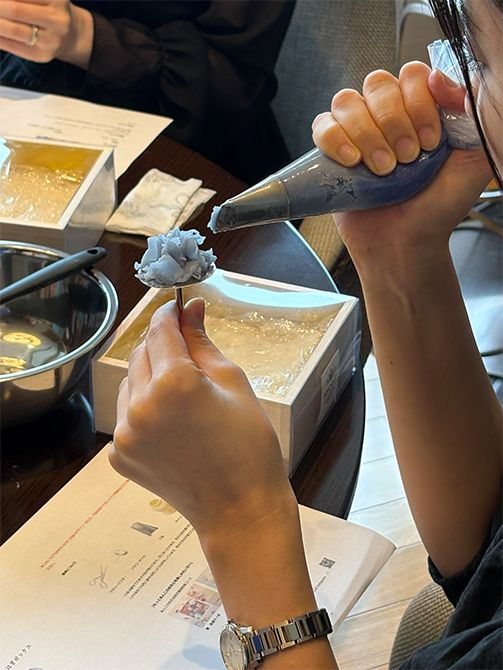 絞り袋に入ったあんこを少しずつ絞っていき、お花を1個ずつ作る。最初は握力を使うが、慣れるとさほど力は必要でない。