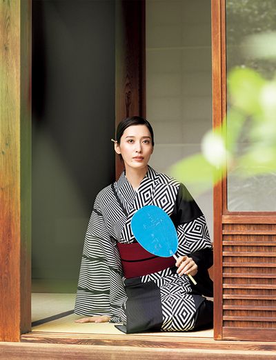 重ね菱とよろけ縞の片身替わりが粋な新素材のゆかた