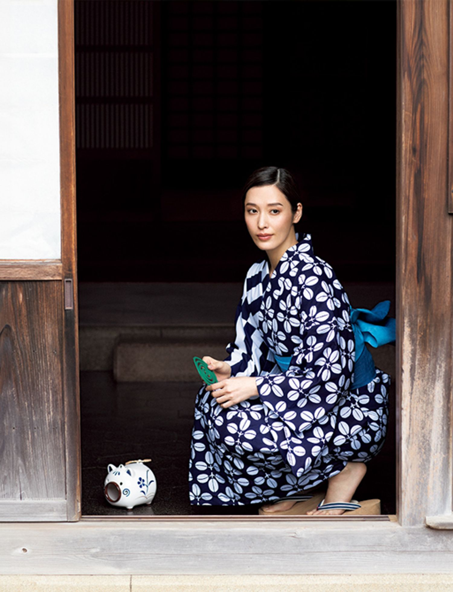 紺地と白地の表情違いを合わせたスタイリッシュな一枚