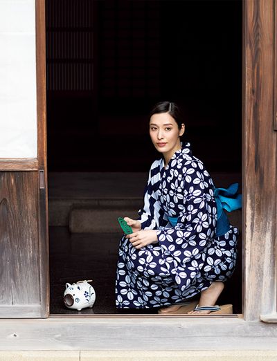 紺地と白地の表情違いを合わせたスタイリッシュな一枚