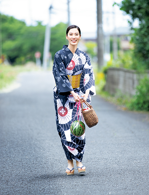 月城かなとさんが着こなす、個性豊かな「江戸ゆかた」 | 家庭画報.com
