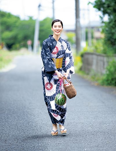 雨の日の情景を写した江戸の遊び心をまとって