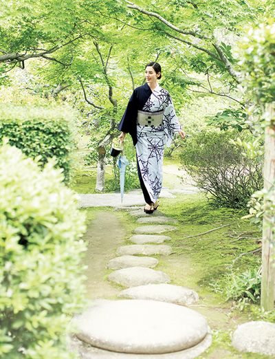 男ゆかたのけれん味をまとい、ほのかな色気を感じさせて