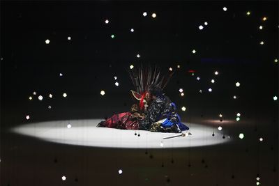 悪の象徴・闇呑神と一体化し鬼となった温羅と、対峙する吉備津彦。お互いを写し鏡の様に感じ惹かれていたものの、剣を交える状況に追い込まれる。鬼となったはずの温羅は自ら刃を胸に向けて吉備津彦を生かし、絶命する。暗闇に蛍が現れ、光に包まれるというシーン。