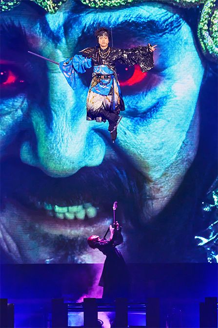 舞台に立ち、圧巻のパフォーマンスを繰り広げるSUGIZOさんの上空からは吉備津彦役の増田さんが降り立ち、背後には悪を象徴する闇呑神として映像出演した市村正親さん。なんとも濃いワンシーンだが、目を奪われたのはここだけではなかった。見どころ満載の3時間。