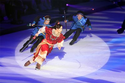 闘争心や憤りが見事に表現されていた、疾走感あふれる高橋さんのスケーティング。アンサンブルスケーターたちも氷上をフルに使って躍動し、物語を転調させていた。