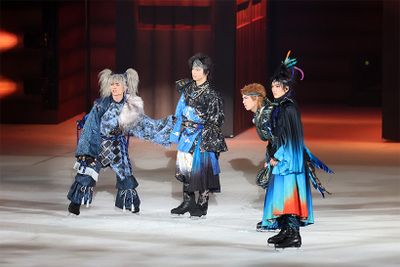 吉備津彦と、彼を見守る3人の家来衆。右から、留玉臣命役の財木琢磨さん、楽々森彦命役の田中刑事さん、吉備津彦役の増田さん、犬飼健命役の島田高志郎さん。最初はヒールの雰囲気を纏いつつ、物語が進むにつれ、仲間の絆と温かみを感じさせた。