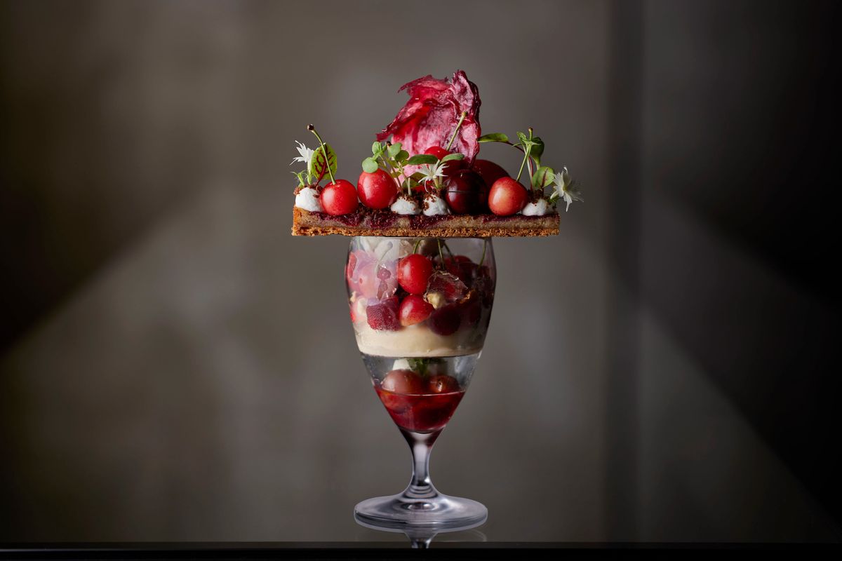 山梨県をはじめとするさくらんぼをふんだんに使った「パルフェスリーズ」（6月提供）。※現在提供中のパフェの内容は店舗へお問い合わせを。