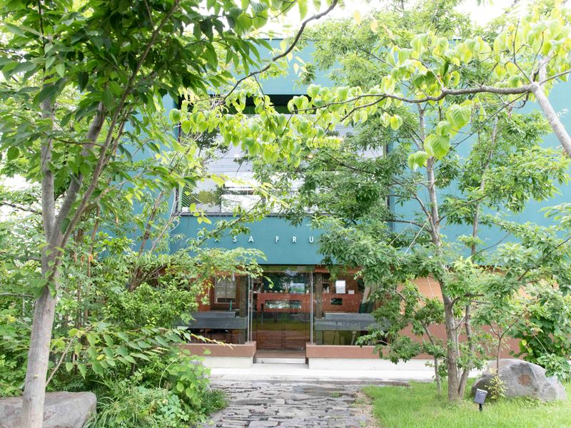 緑豊かな景色になじむカフェ「カーザ フルッタ」はグリーンの外観が目印。