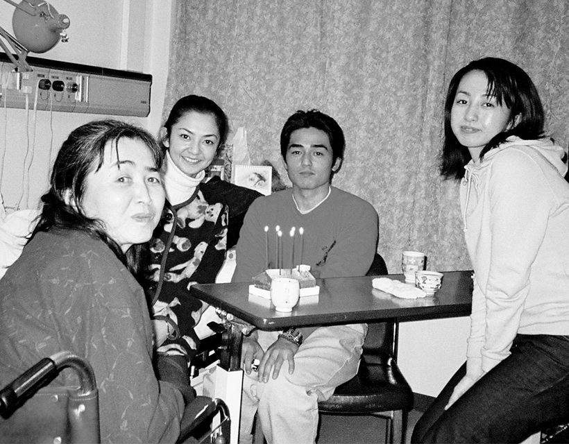 母が寂しい思いをしないよう、病室にはいつも誰かがいた。「家族にとってかけがえのない時間でした」（98年）。写真提供／町 亞聖さん