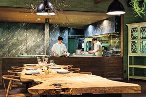 季節の花と緑に囲まれた「vase」にて、1日3組限定の心躍る体験を【美食とアートに集う軽井沢】