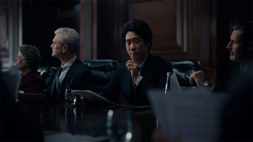 TVCM 「仕事中もリカバリー」篇（15秒）の1シーン。「ReD」のインナーを着用して会議に出席する大泉さんが、「実は私、こっそり疲労回復しているんです」とカメラ目線で教えてくれる。