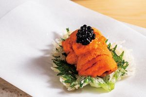 素材本来の持ち味を引き出す自由な発想の天ぷらを、福岡の地酒とともに