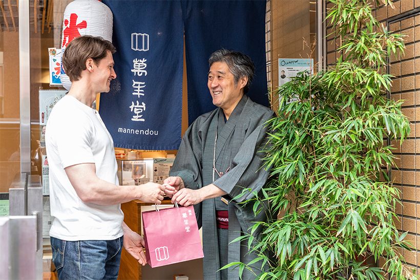 銀座のビル群の路地裏に風情ある佇まいを放つ「萬年堂本店」。