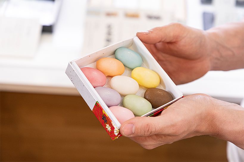 餡に砂糖ごろもをかけた石衣。「白餡、栗餡、抹茶餡など、彩りも美しく喜んでいただけそうです」と村雨さん。