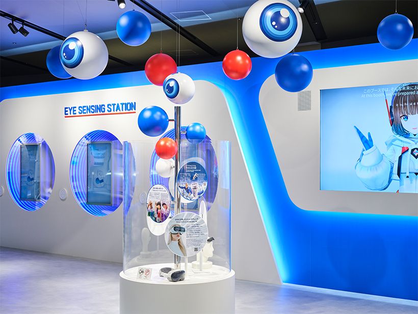 水のいらない目薬や、VR機器を使った近視・老眼の治療など、同社がスタートアップ企業と開発する近未来の技術も展示されている。(c)ロート製薬
