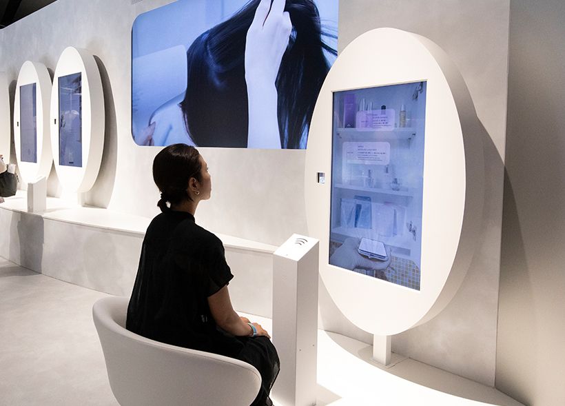 さまざまデータをもとにパーソナライズ化されたアドバイスが受けられる、〈ミライの美容室〉の接客を疑似体験。