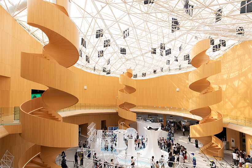 パビリオン内。約20メートルの吹き抜けで太陽光を取り入れられる透明の天井や、DNAのらせん構造から着想を得たケヤキの柱は圧巻。