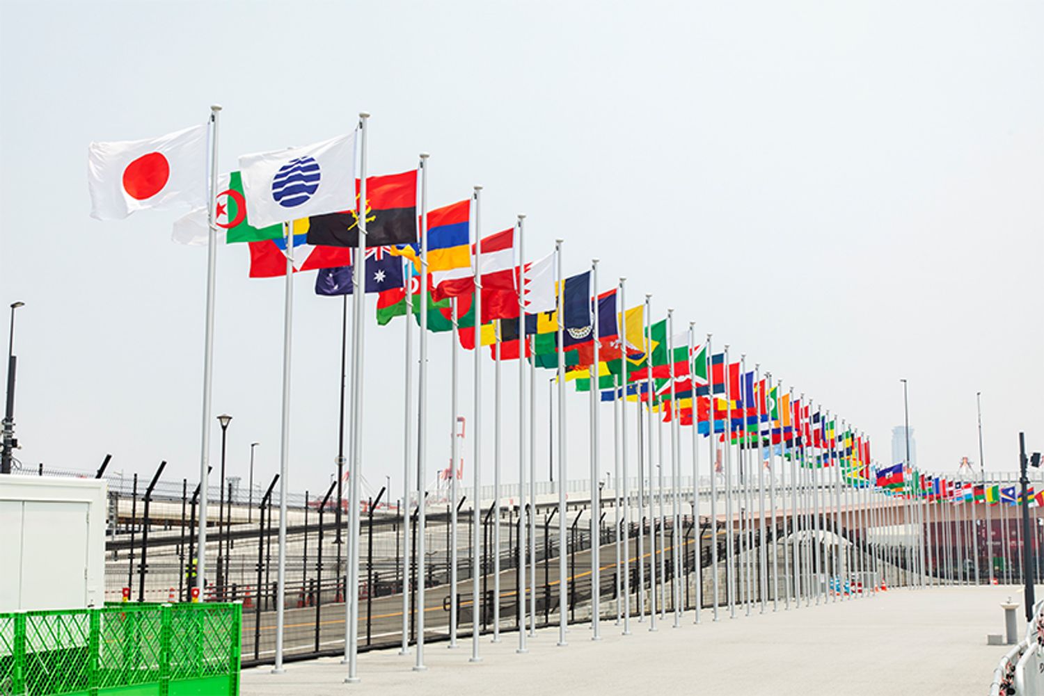 各国の国旗を前に、万博への期待がふくらむ入場ゲート。