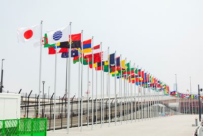 各国の国旗を前に、万博への期待がふくらむ入場ゲート。