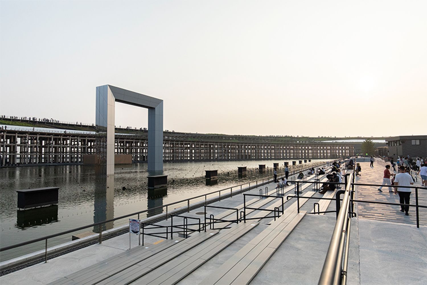 ウォータープラザから見る大屋根リング越しの夕暮れ。