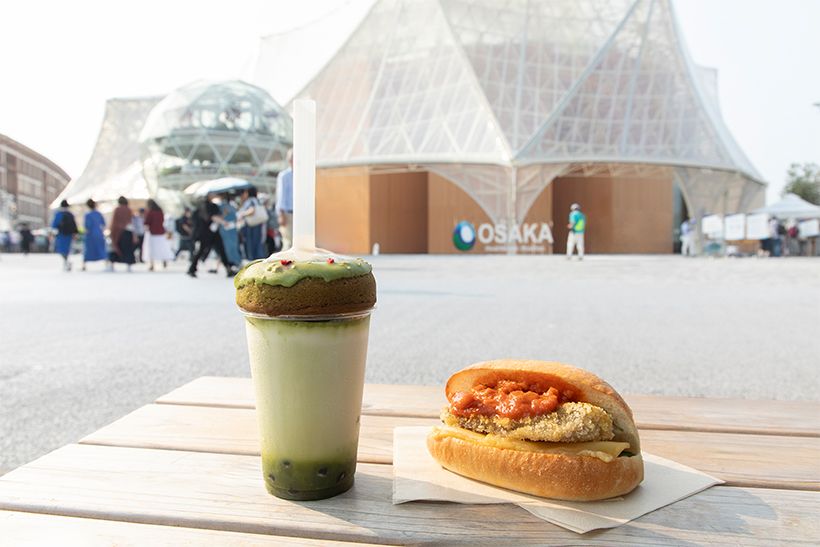 人気のスイーツ・ドリンク「宇治抹茶ミルチーパフェ（写真左）」は、植物性由来とは思えないもっちりドーナツがまるごと一個乗ったボリューム満点の品。アーモンドミルクの優しい甘さで、歩き疲れた体を癒します。左・こくのある植物性チーズのおいしさを実感する「これもナスボロネーゼ」。厚切りなすと、こんにゃく由来のヴィーガンミートで作ったボロネーゼソースは相性抜群です。