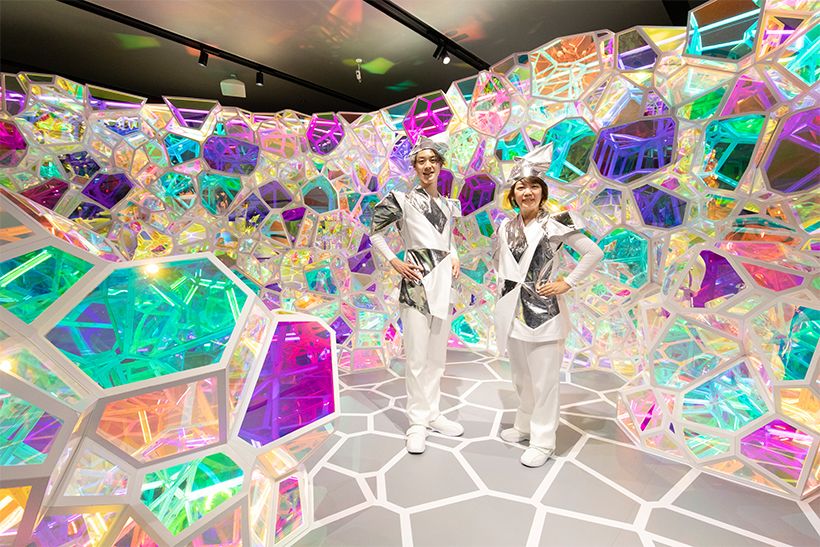 「宇宙飛行士が宇宙で発見したクリスタルの洞窟」がテーマのアート空間と、幾何学をデザインに取り入れたユニフォーム。