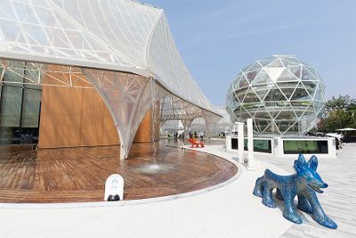 右側は奥が水耕栽培と陸上養殖の循環型生産システム〈いのちの泉〉。手前は全部で10体ある〈オオカミベンチ〉。