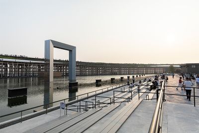 ウォータープラザから見る大屋根リング越しの夕暮れ。