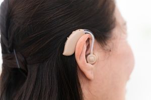 9割以上の難聴・耳鳴りが改善。聴覚治療の第一人者による「補聴器リハビリ」を解説