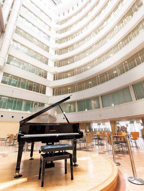 北野病院本館5階には最上階から光が降り注ぐ吹き抜けのラウンジ「プラナホール」があり、患者のためのコンサートなどを催している。