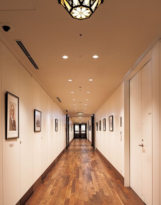 聖路加メディローカスの内装は、聖路加の伝統をイメージしたレトロスペクティブ・モダン。写真を展示し聖路加の歴史を紹介する。