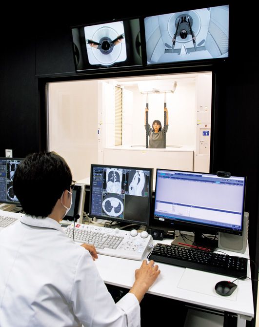 世界に5台しかない立位CTを精密健診に導入。重力の影響を受けた状態の画像情報は、腰痛、膝関節症、ヘルニアなどの運動器疾患、嚥下機能や排尿機能などの診断に有用だ。