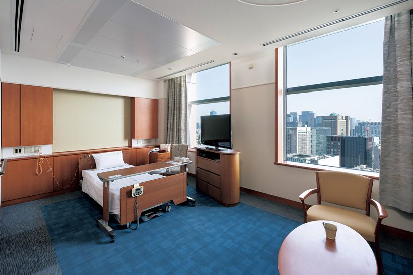 明るく眺望のよい特別室の一例。