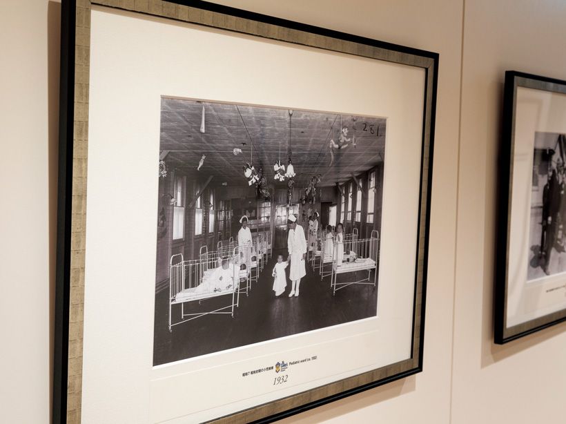 聖路加国際病院は1920年に附属高等看護婦学校を設立。1964年に私立では日本初の看護学部4年制教育を開始。同病院が提供する看護はその質の高さで定評がある。