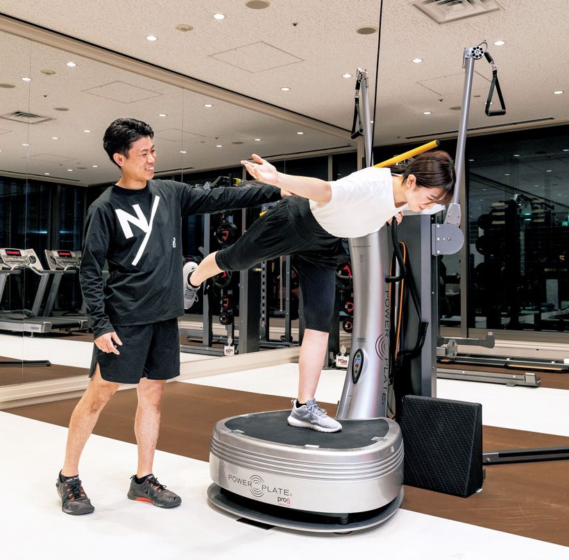 併設のトレーニングジムでは、R-bodyのトレーナーが身体機能を評価して作成したオーダーメイド運動プログラムをもとに指導する。
