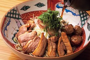 鴨料理と手打ちそばに自慢の地酒をあわせて。中軽井沢の「一茶庵」へ