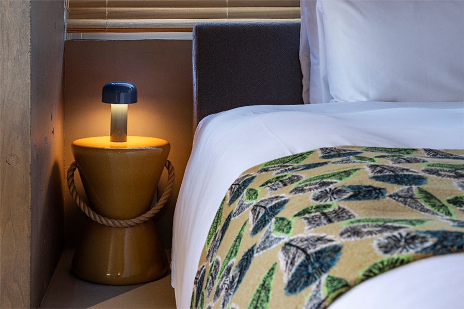 ベッドサイドの照明は、エドワード・バーバー&ジェイ・オズガビーデザインの「Bellhop」。