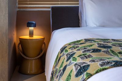ベッドサイドの照明は、エドワード・バーバー&ジェイ・オズガビーデザインの「Bellhop」。