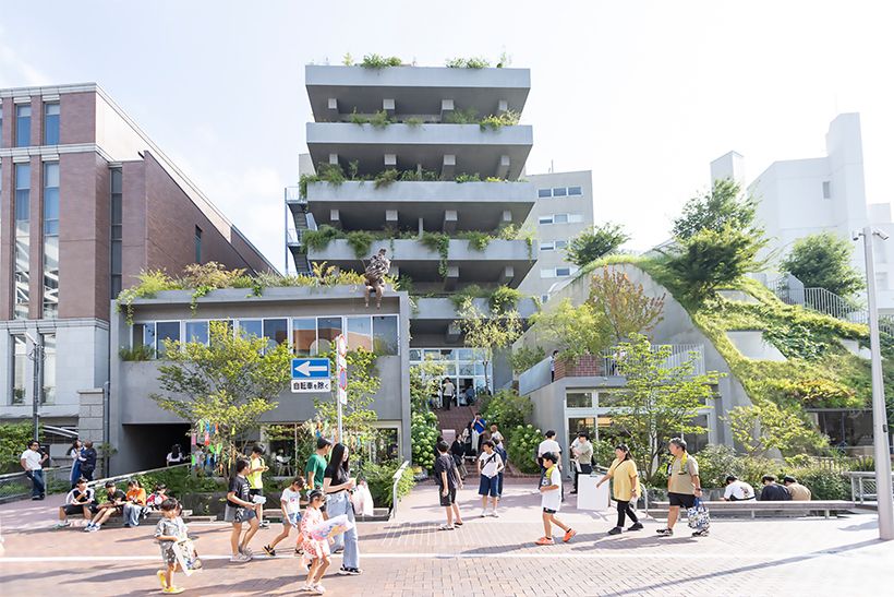 「ばばっかわ男」が屋根に鎮座する「ばばっかわスクエア」。「ミナ ペルホネン レジデンス」は、その奥の建物に新設された。