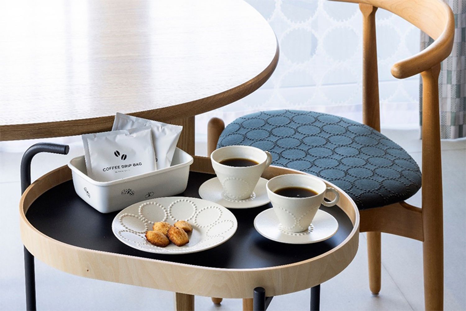 客室にはヴィンテージチェアも。さらに食器類もミナ ペルホネン尽くし。