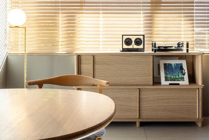 アナログレコードプレーヤーやレコードも完備。スピーカーは●●●●製。©Shinya Kigure