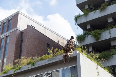 尾花賢一氏による彫刻作品『ばばっかわ男』が進化する前橋を見守る。