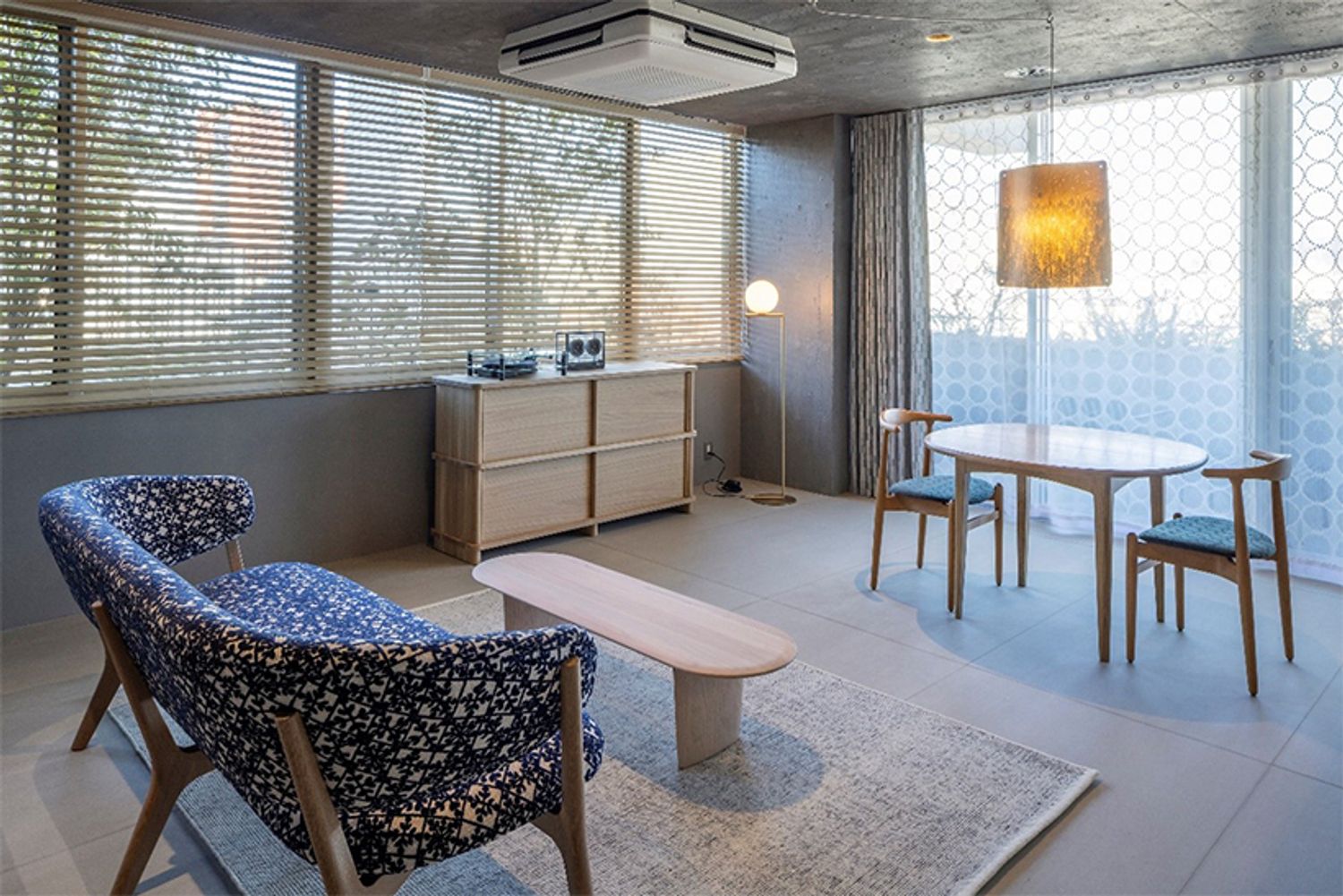 森を意味する「metsä （メッツァ）」。ブルーが基調でシックな雰囲気。