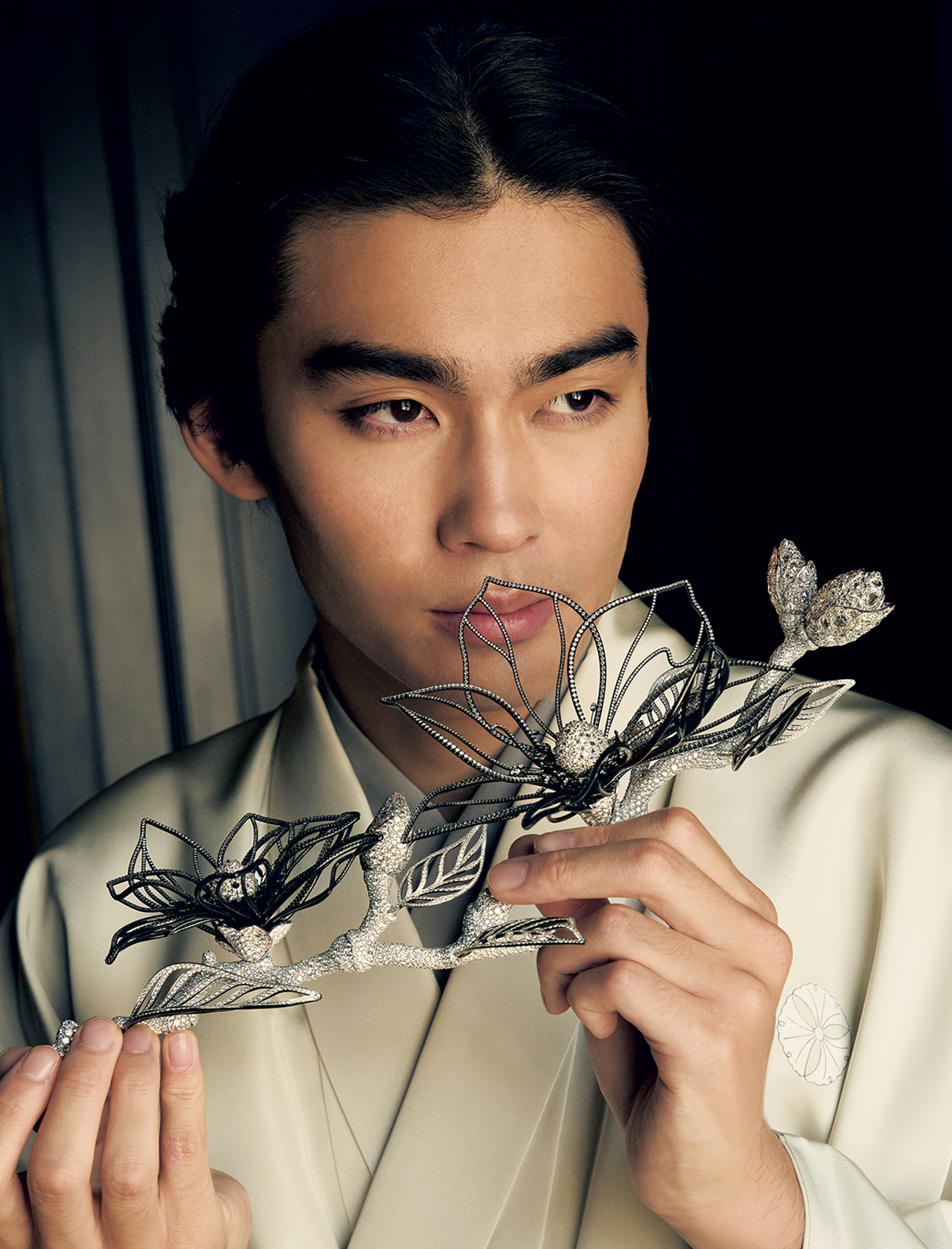 光と闇のはざまで薫り立つ幽玄なるマグノリアの存在感