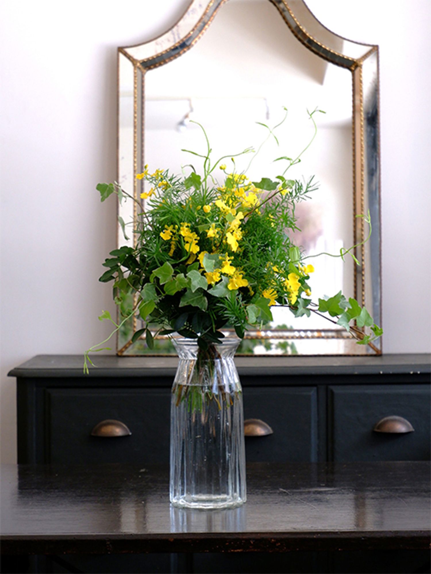 アスパラガス・スプレンゲリー、アップライトアイビー‘グレイシャー’、ピスタチオリーブスにつるの動きが魅力的なリキュウソウを加えたブーケです。花はオンシジウム‘ハニードロップ’のみにして、異なる葉形、葉色のリーフプランツの組み合わせをアピール。夏の贈り花にふさわしい涼やかな雰囲気です。