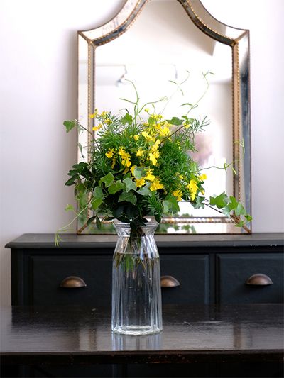 アスパラガス・スプレンゲリー、アップライトアイビー‘グレイシャー’、ピスタチオリーブスにつるの動きが魅力的なリキュウソウを加えたブーケです。花はオンシジウム‘ハニードロップ’のみにして、異なる葉形、葉色のリーフプランツの組み合わせをアピール。夏の贈り花にふさわしい涼やかな雰囲気です。